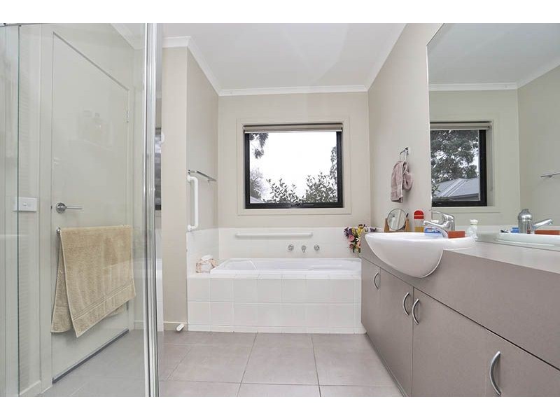 2/66-68 Eramosa Road East, Somerville VIC 3912