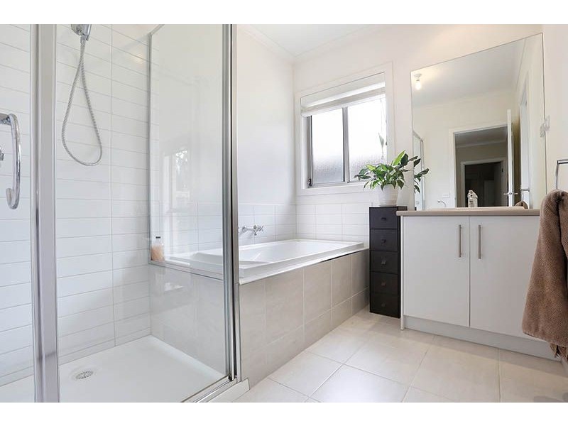 2/28 Orchard Grove, Tyabb VIC 3913