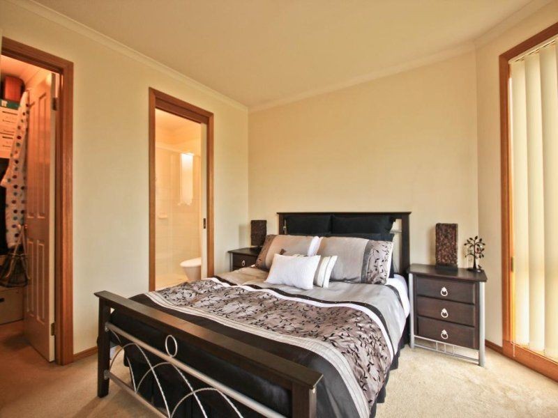 12 Cambridge Close,, Cranbourne VIC 3977