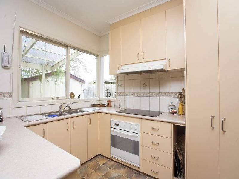 18 Kingsley Grove, Mount Waverley VIC 3149