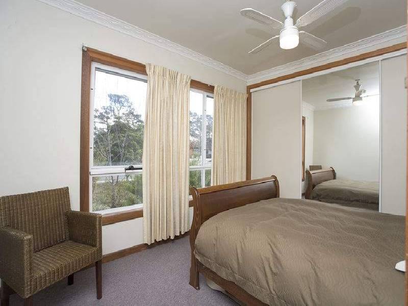 18 Kingsley Grove, Mount Waverley VIC 3149