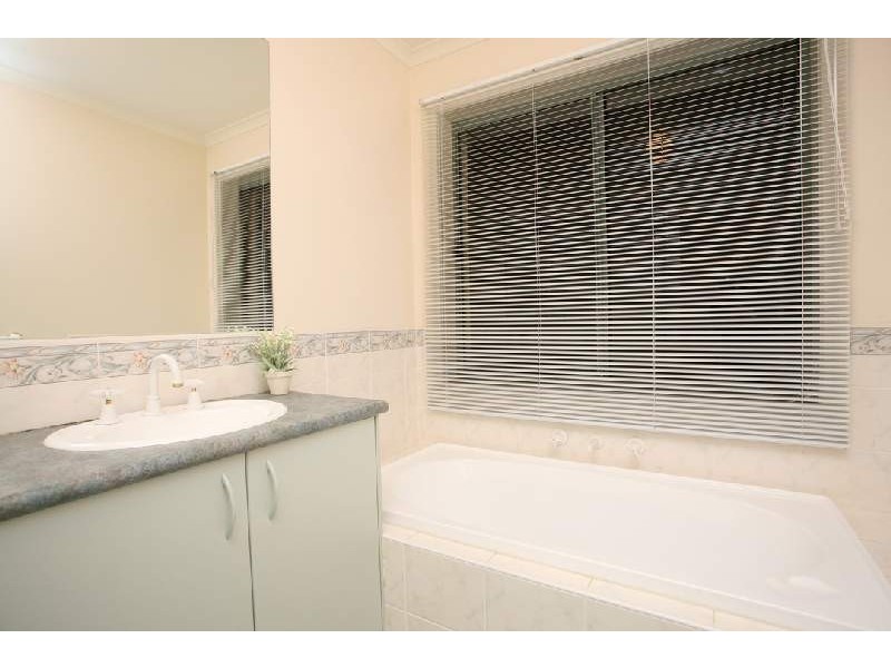 33 Silverwood Way, Glen Waverley VIC 3150