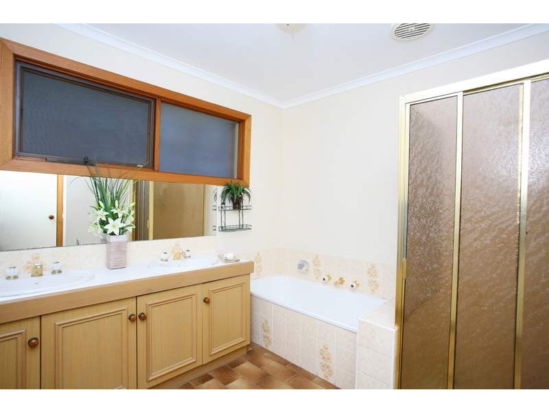 68 Sunnybrook Drive, Wheelers Hill VIC 3150