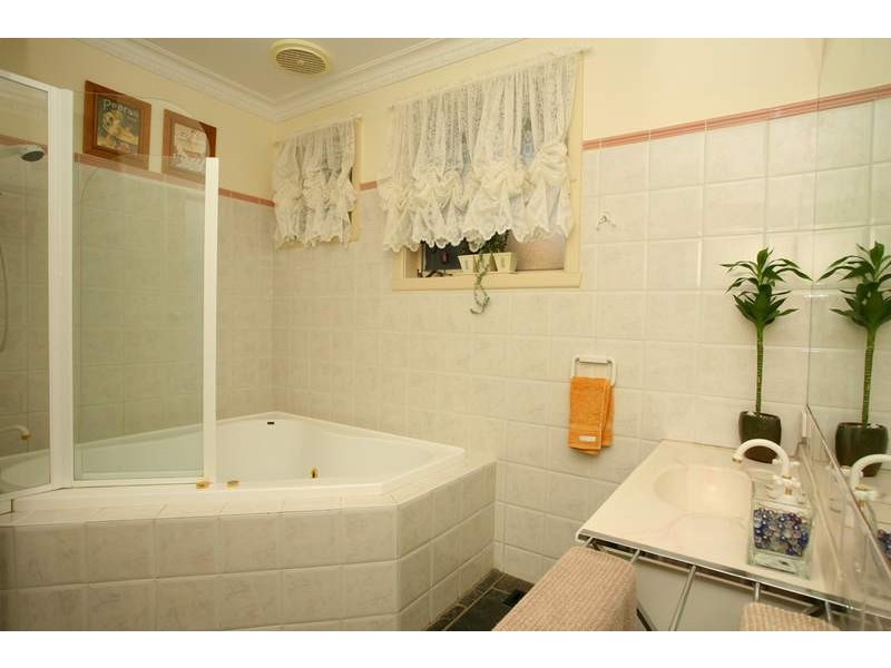 18 Ashwood Drive, Ashwood VIC 3147