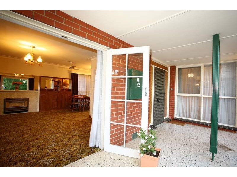 32 Sampson Drive, Mount Waverley VIC 3149
