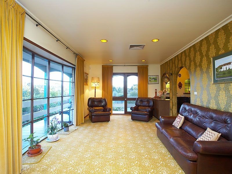 1 Greenham Crescent, Mount Waverley VIC 3149