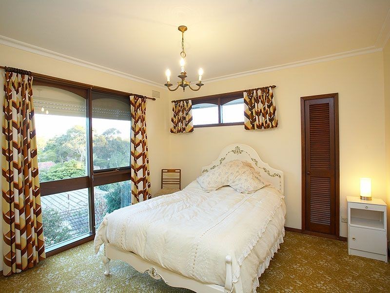 1 Greenham Crescent, Mount Waverley VIC 3149