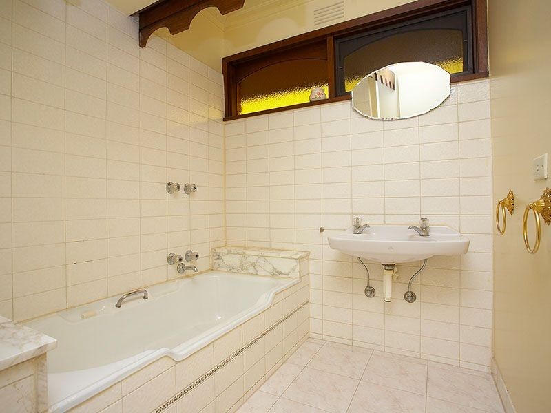 1 Greenham Crescent, Mount Waverley VIC 3149