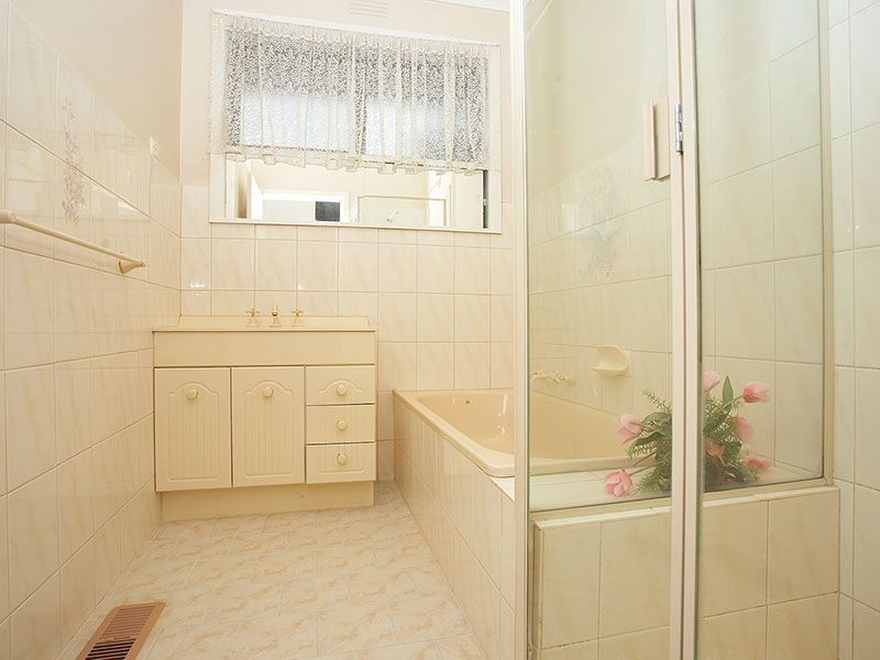 33 Palm Beach Crescent, Mount Waverley VIC 3149