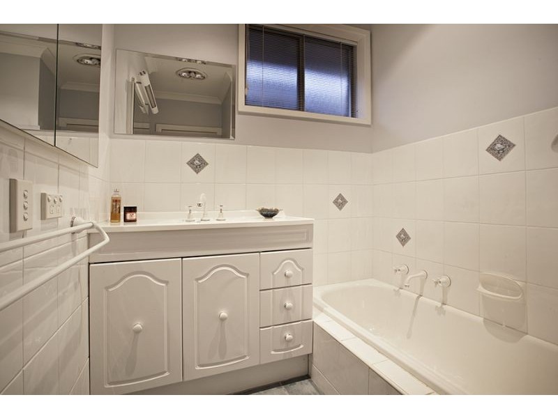 1/2 Munro Avenue, Mount Waverley VIC 3149