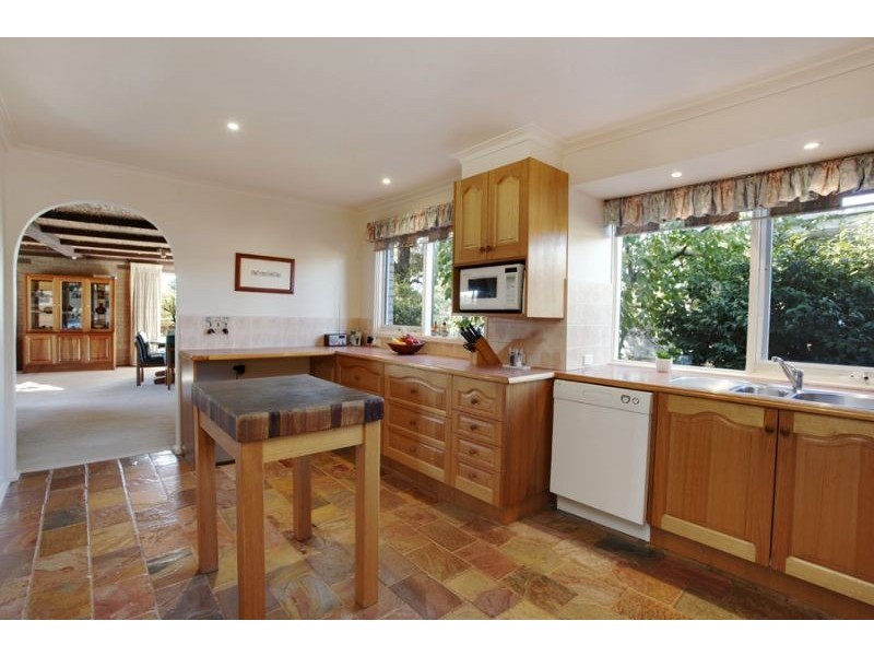 19 Sampson Drive, Mount Waverley VIC 3149