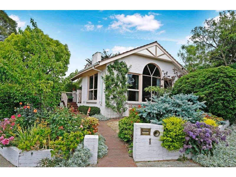 1 Mount Pleasant Drive, Mount Waverley VIC 3149