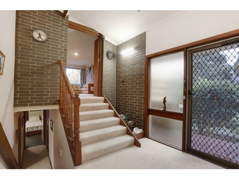 8 Crestmont Drive, Glen Waverley VIC 3150