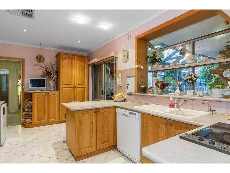 98 Hinkler Road East, Glen Waverley VIC 3150