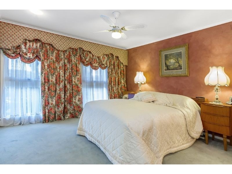 98 Hinkler Road East, Glen Waverley VIC 3150