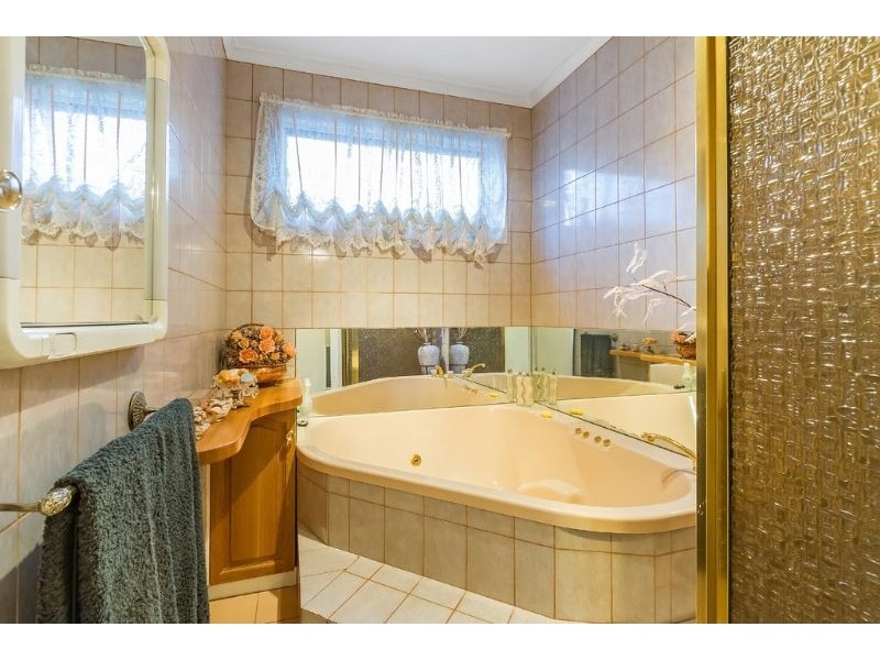 98 Hinkler Road East, Glen Waverley VIC 3150