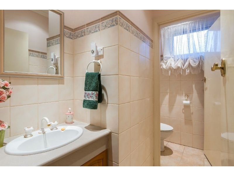 98 Hinkler Road East, Glen Waverley VIC 3150