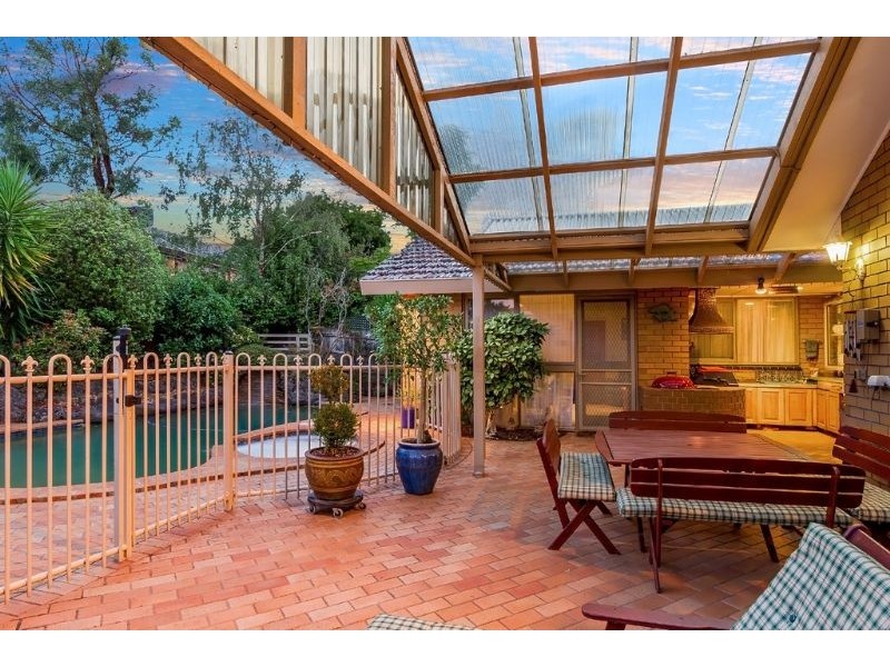 98 Hinkler Road East, Glen Waverley VIC 3150