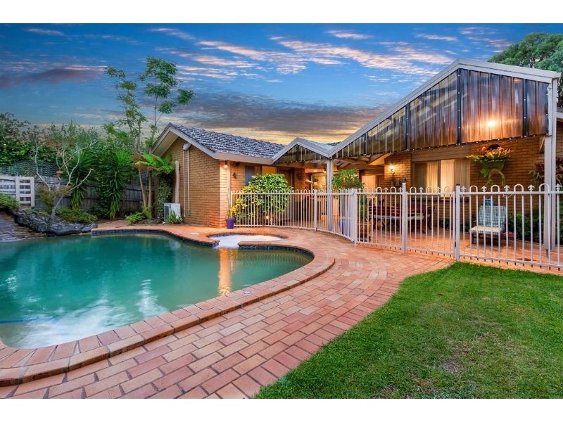 98 Hinkler Road East, Glen Waverley VIC 3150