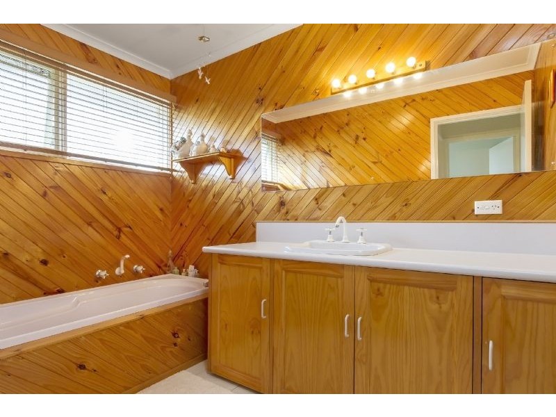 8 Domino Court, Wheelers Hill VIC 3150