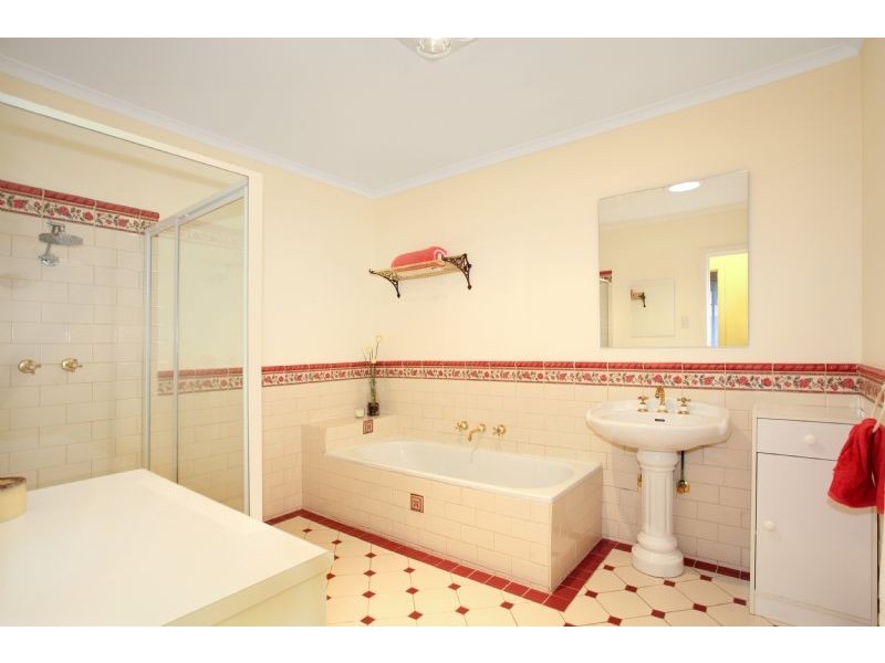 13 Kingswood Avenue, Mount Waverley VIC 3149