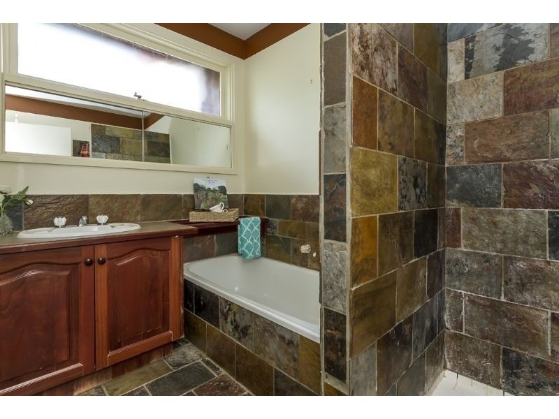 7 Chatswood Close, Glen Waverley VIC 3150