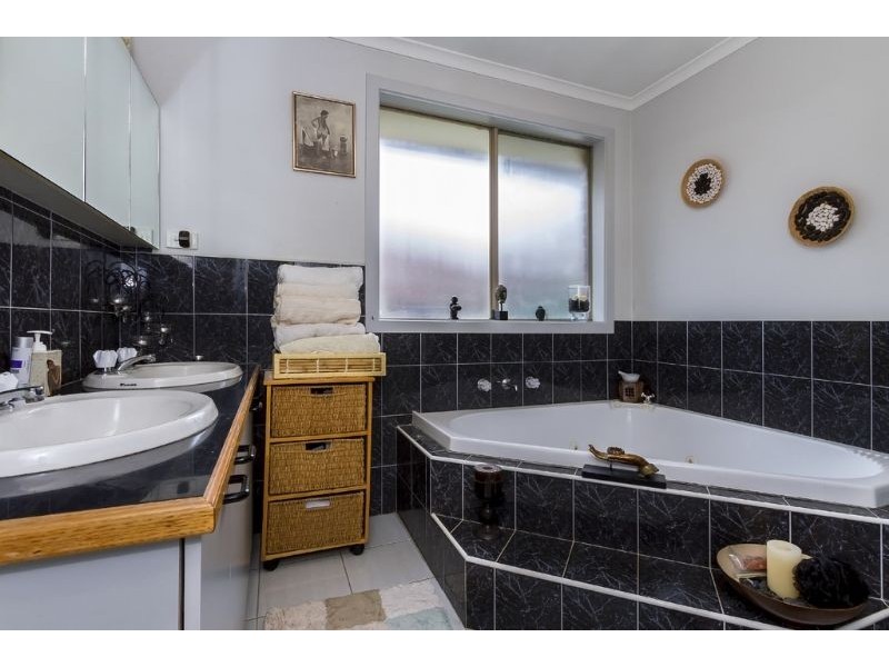 2/10 Kalymna Grove, Chadstone VIC 3148