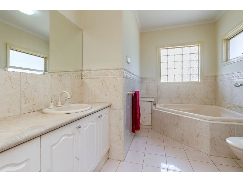 14 Huntingtower Crescent, Mount Waverley VIC 3149