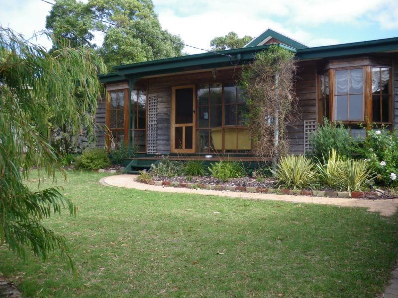 35 Lohr Ave, Inverloch VIC 3996