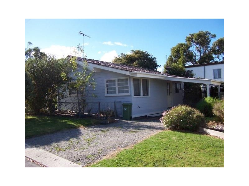 38 Bayview Avenue, Inverloch VIC 3996