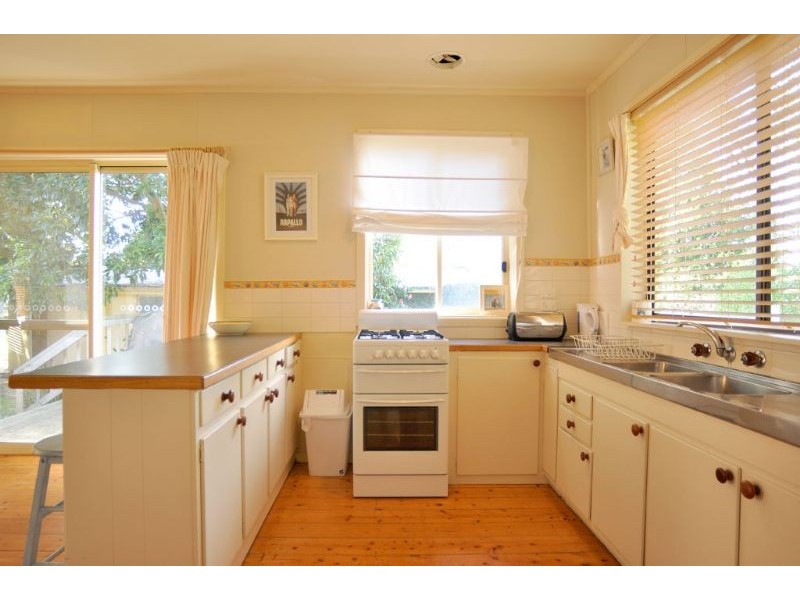 6 Bayview Avenue, Inverloch VIC 3996