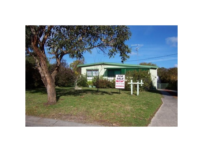 8 Wallace Ave, Inverloch VIC 3996