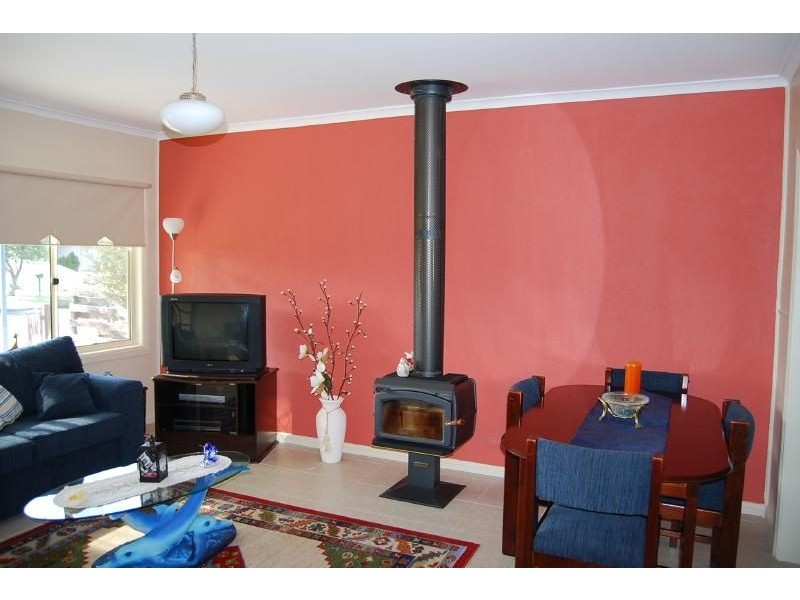 6 Gordon Avenue, Inverloch VIC 3996