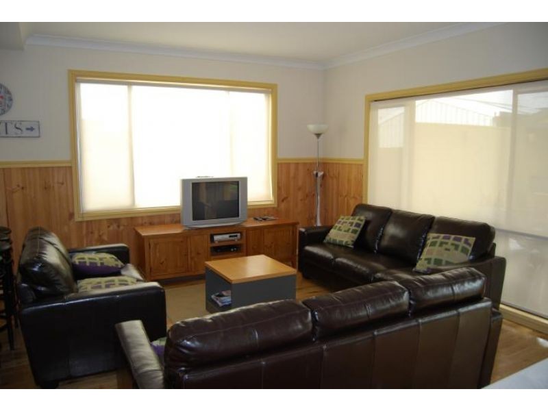 2 Wallace Avenue, Inverloch VIC 3996