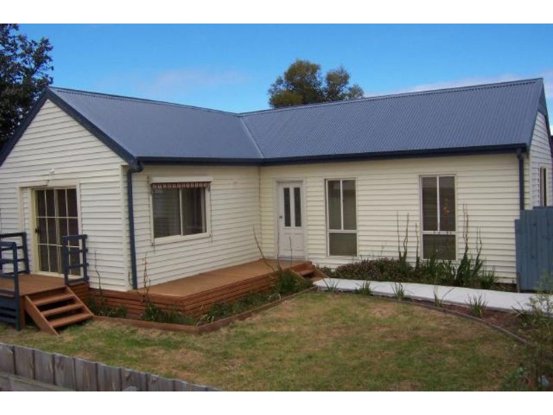 2/18 Ullathorne Road, Inverloch VIC 3996