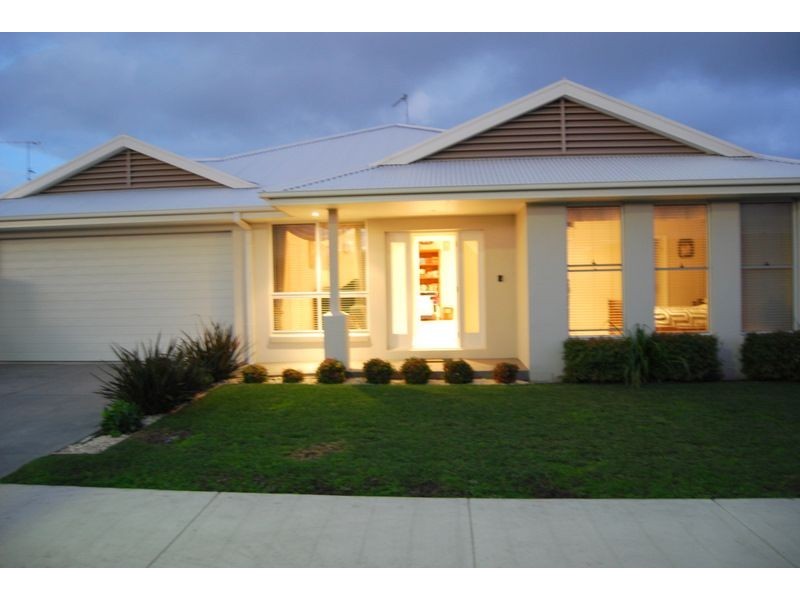 4 Surrey Place, Inverloch VIC 3996