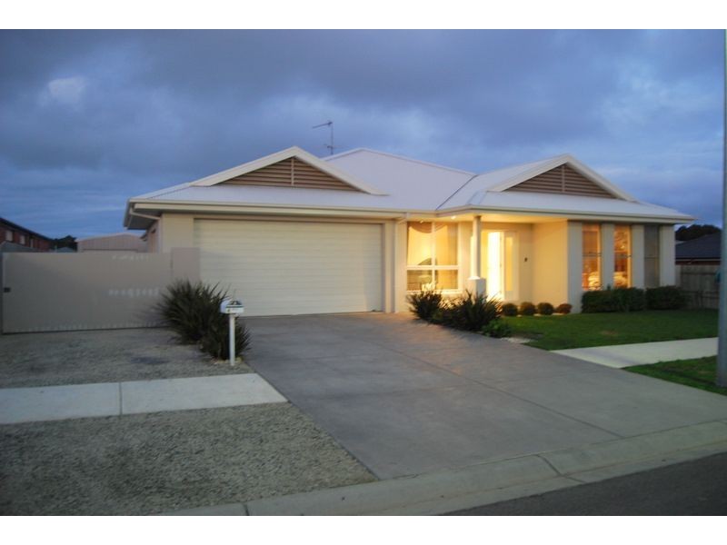 4 Surrey Place, Inverloch VIC 3996