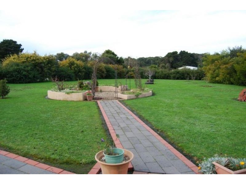 135 Gravel Pit Rd, Inverloch VIC 3996