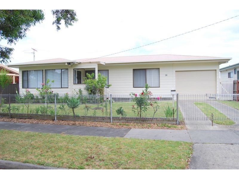 38 Gordon Ave, Inverloch VIC 3996