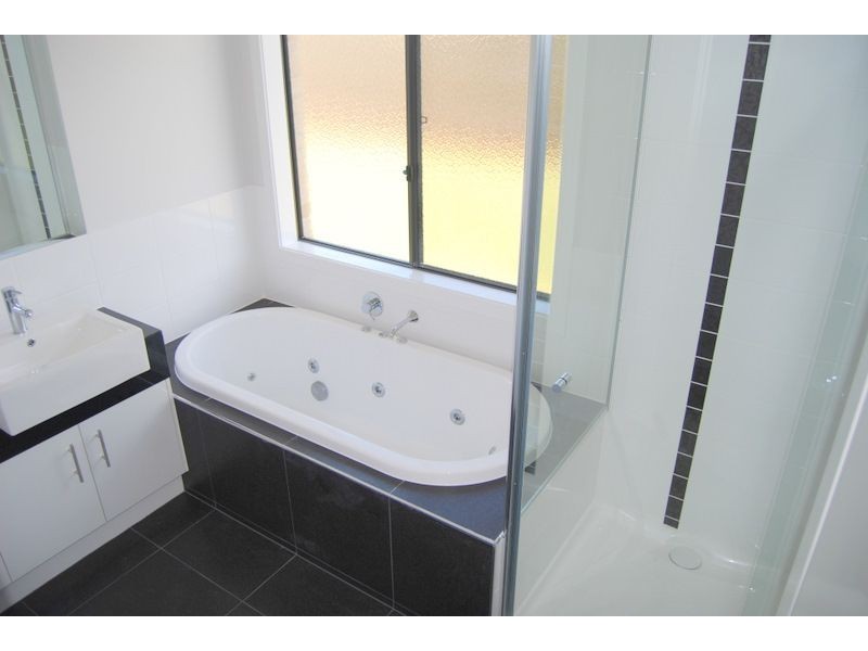 2 HONEYEATER CIRCUIT, Inverloch VIC 3996