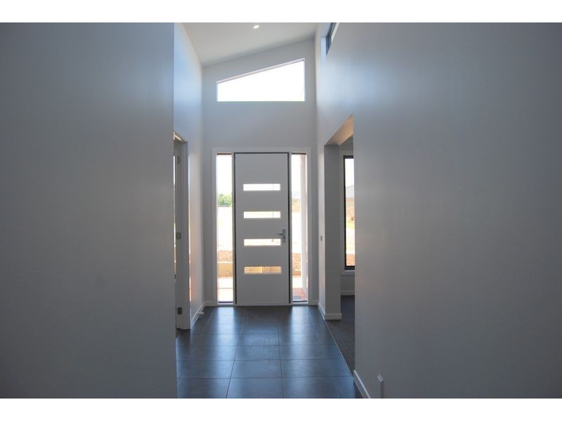 2 HONEYEATER CIRCUIT, Inverloch VIC 3996