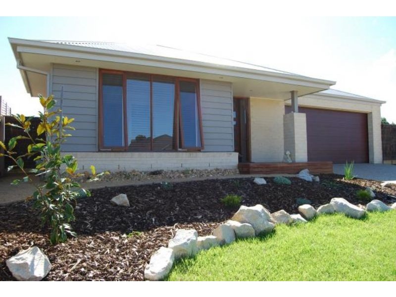 19 Surrey Place, Inverloch VIC 3996