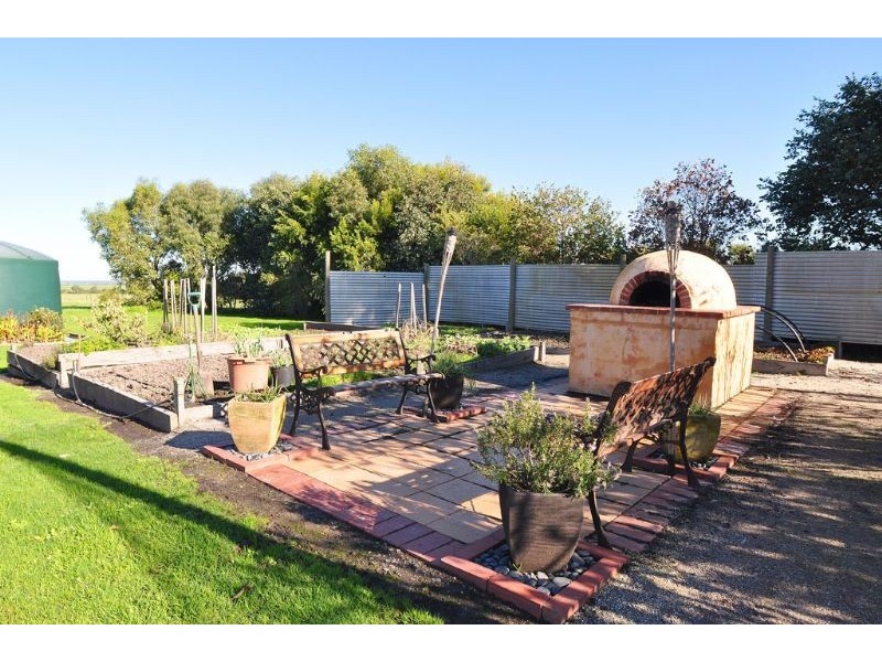 135 Gravel Pit Rd, Inverloch VIC 3996