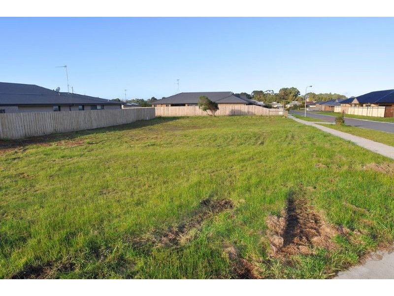 16 Surrey Place, Inverloch VIC 3996
