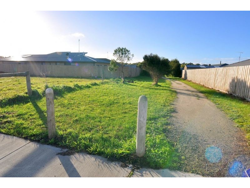 16 Surrey Place, Inverloch VIC 3996