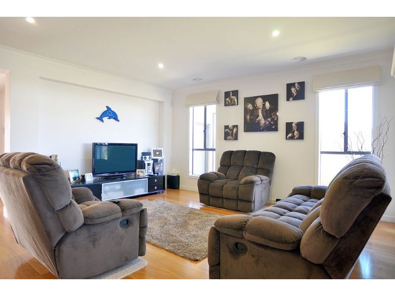 18 Surrey Place, Inverloch VIC 3996