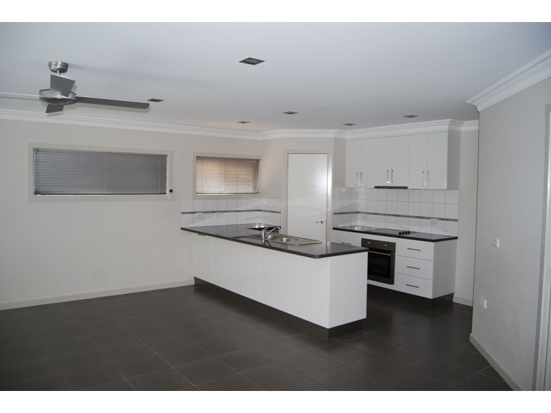 2/16 Heather Grove, Inverloch VIC 3996