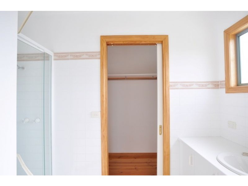 8a Beilby Avenue, Inverloch VIC 3996