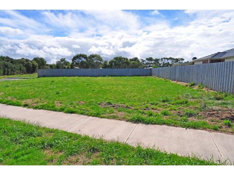 16 Diane Place, Inverloch VIC 3996