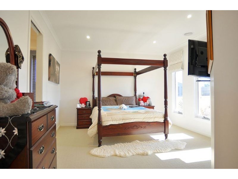 18 Surrey Place, Inverloch VIC 3996